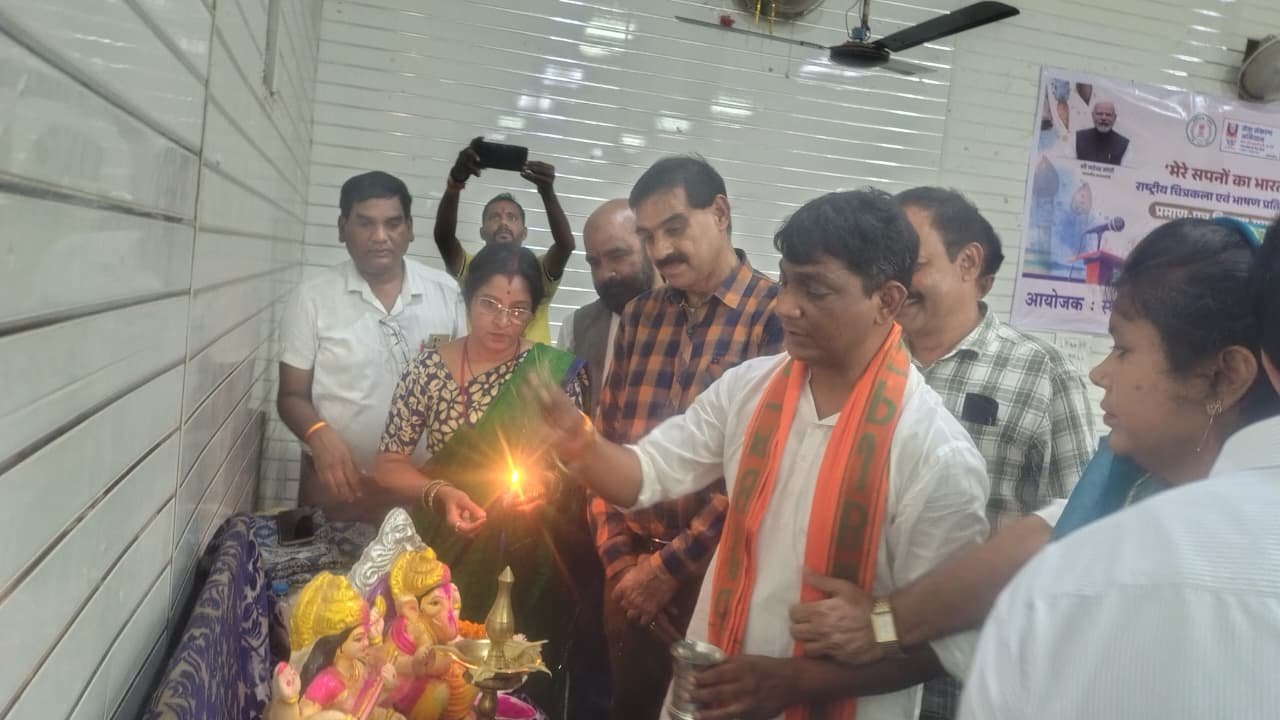 कार्यक्रम के दौरान दीप प्रज्वलन करते विधायक राजू योगेश्वर सिन्हा और अन्य अतिथि।