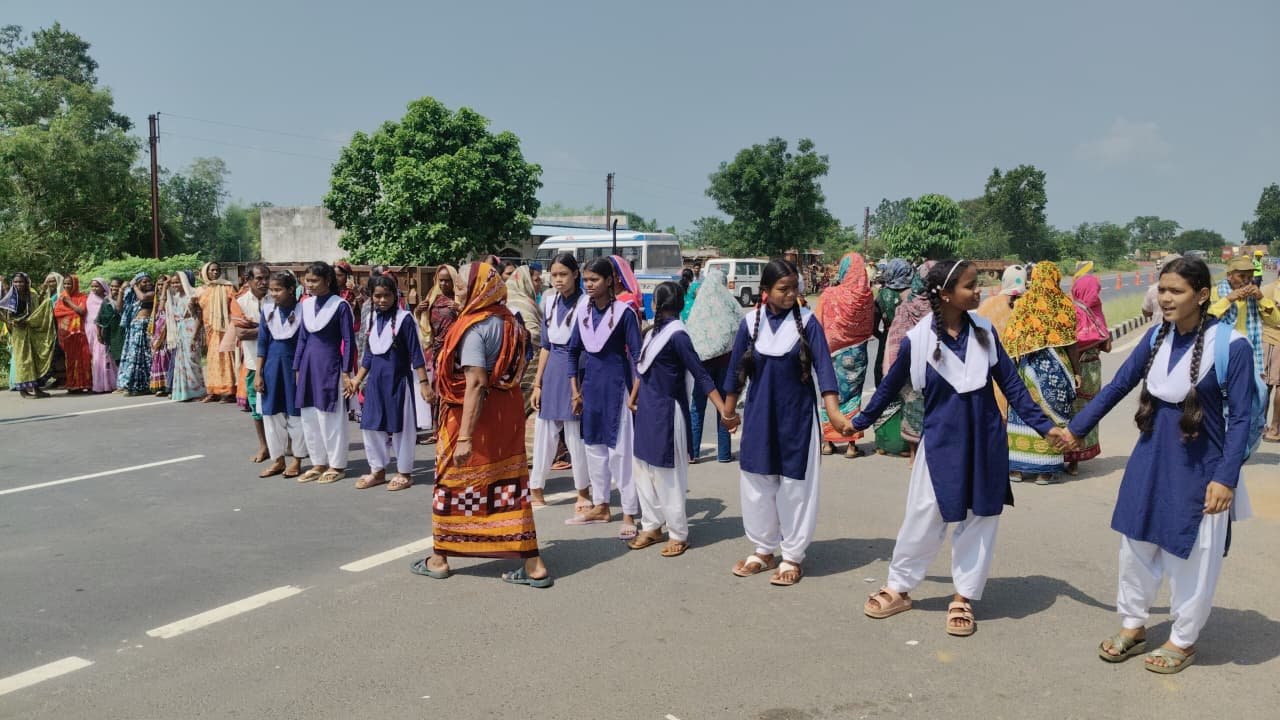महासमुंद के ढोढरकसा में स्कूल में शिक्षकों की कमी के विरोध में सड़क पर प्रदर्शन करते विद्यार्थी और ग्रामीण